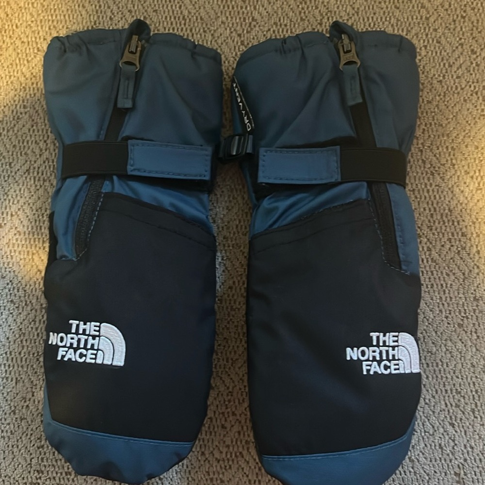 Kids NorthFace Gloves.